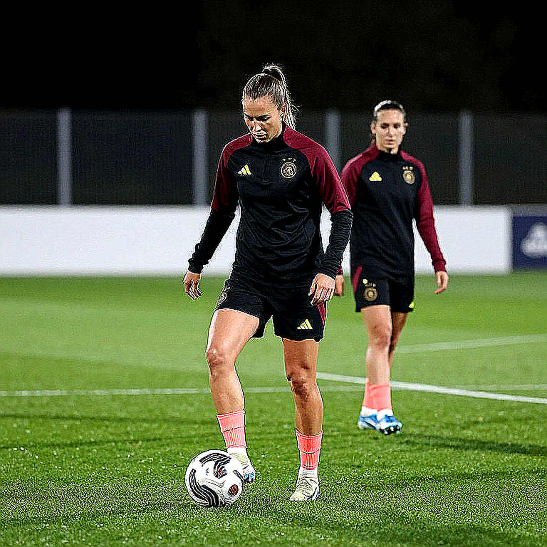 Arsenal dẫn đầu, Barcelona hủy diệt, Dortmund được đánh giá cao hơn: Ba cái bẫy nằm ở đâu