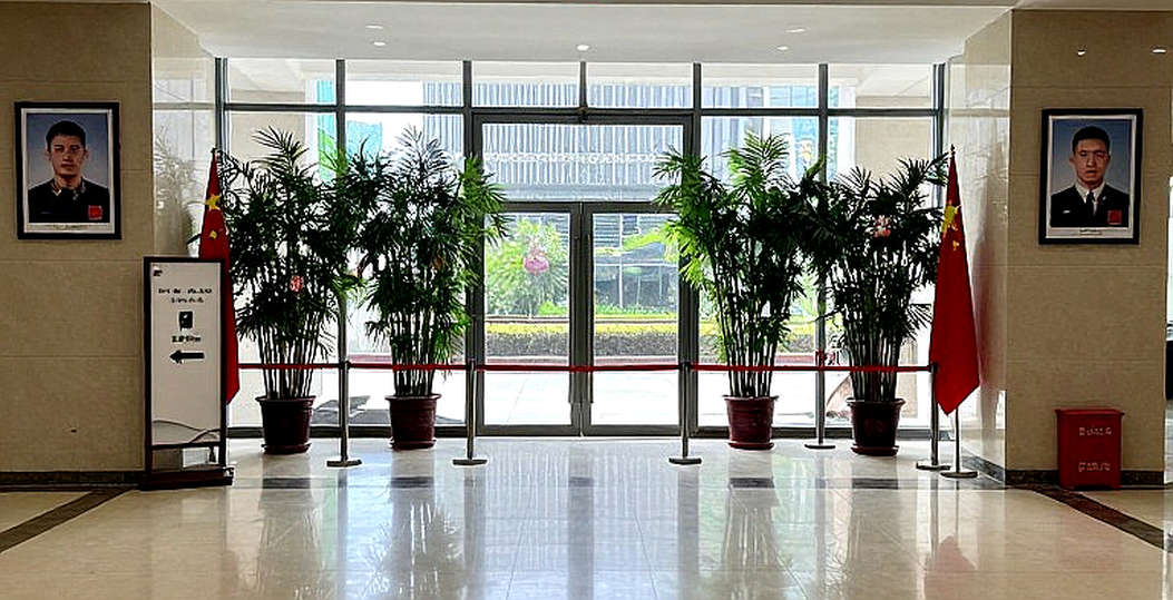 Tên một kỳ thủ nhí bị đặt lên đầu một trang quảng cáo khai cuộc: ghi chép từ bàn cờ Việt Nam