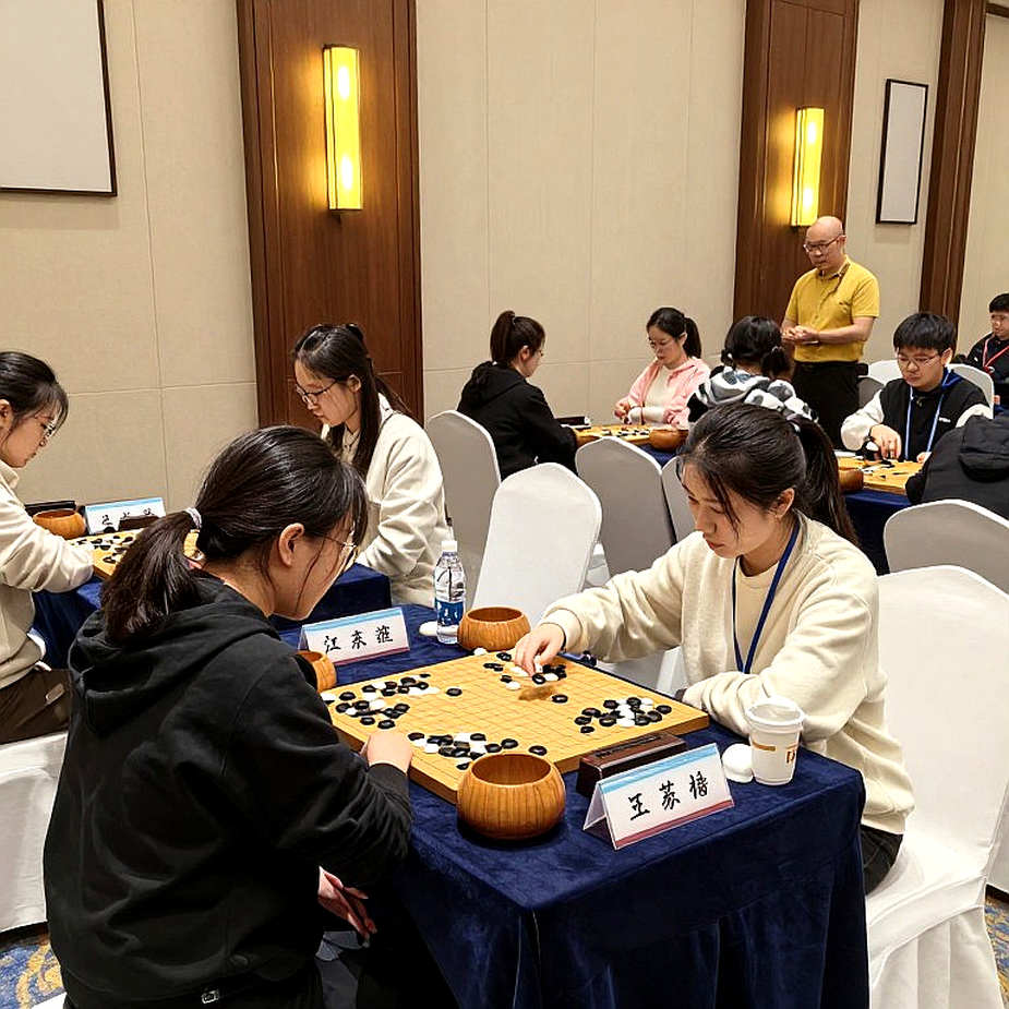 Carlsen khen ngợi hiếm hoi tài năng trẻ Sindarov sau trận hòa tại Global Chess League 2026