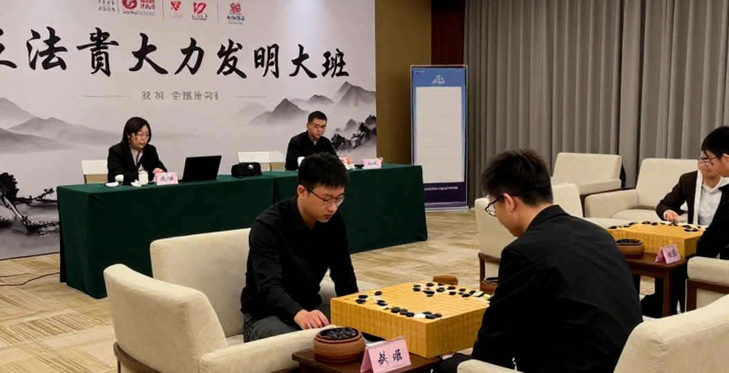 ChessBase #225: tiêu đề European Club Cup, thân bài là một trang bán tạp chí